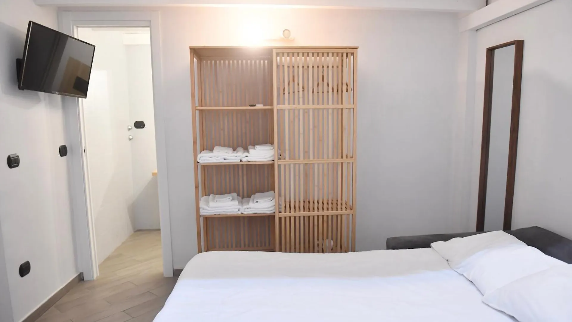 Chiaia 100 Rooms Nápoles Bed and breakfast